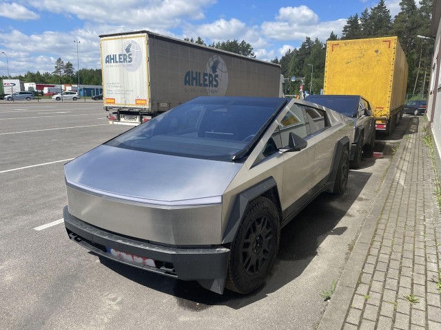 В Литве задержали два Tesla Cybertruck, которые везли в Россию в обход санкций