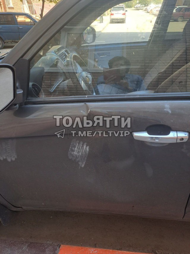 Бил машину кирпичом, но полиция не увидела в этом уголовного состава