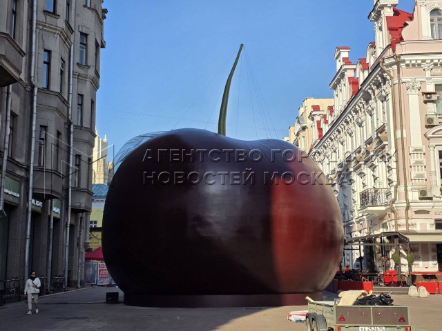 Московские власти установили в центре столицы огромную черешню