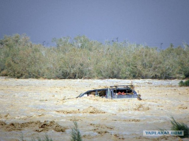 Зимние трассы в Израиле: джипы уносит водой