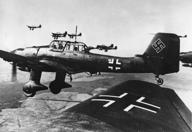 Редкий кадр! Гибель пикирующего бомбардировщика Ju-87