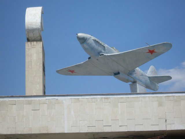Самолет во дворе