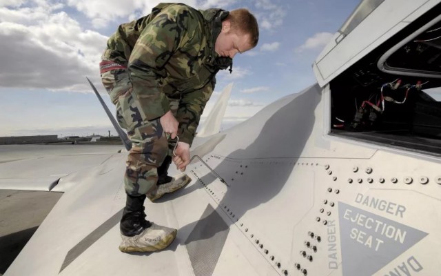 Прогулка вокруг F-22 Raptor