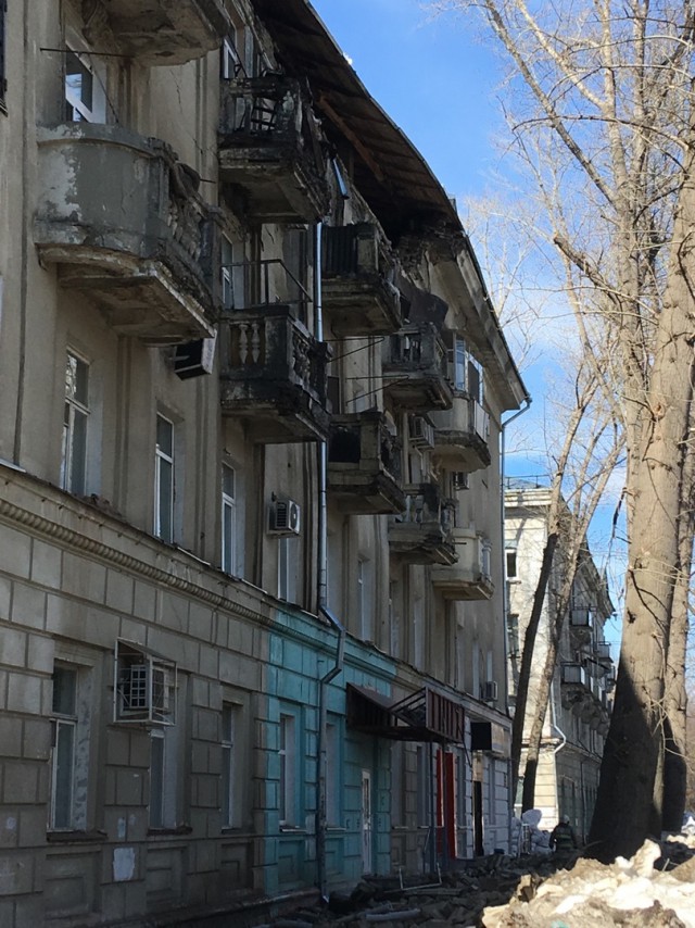 Менее часа назад в Саратове обрушилась кровля четырёхэтажного дома на проспекте 50 лет Октября
