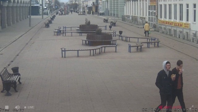 Давайте фото у кого какой вид из окна на оживленные улицы городов в настоящий момент