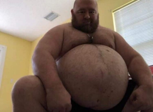 Американец разжирел до 172 кг и продолжает есть: его цель — выглядеть как гризли