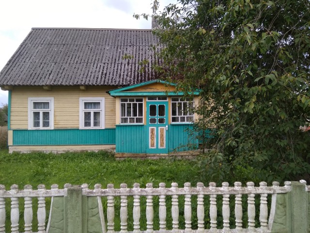 Не стал заморачиваться стройкой и купил маленький домик