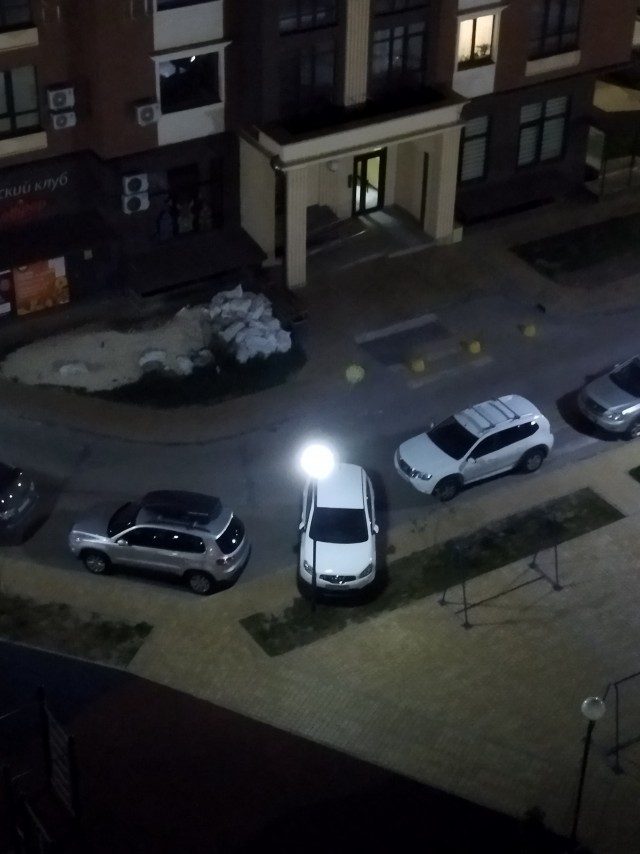 В Ближнем Переделкино (Подмосковье) пожарные приехали на вызов, но не смогли проехать из-за припаркованных автомобилей