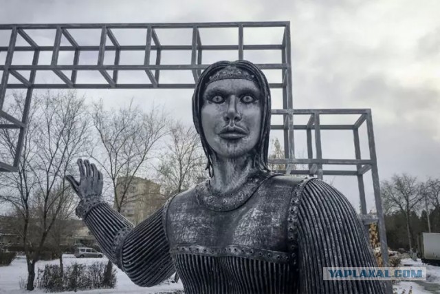 Все смеются над фотографиями красного уродливого российского электромобиля. А зря.