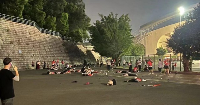 В центре  Краснодара, отморозки решили докопаться до компании ребят, которые сидели на лавочке, отдыхали и не шумели.