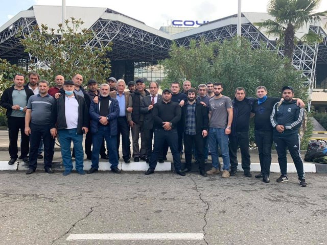 Очередь на Крымском мосту растянулась на 10 километров — туристы часами стоят в пробке