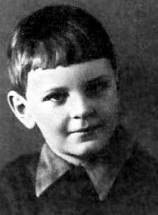 Небольшая фотоподборка известных личностей в детстве и юности