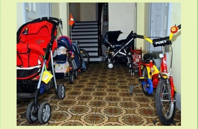 В Госдуме предупредили о штрафах за оставленные в подъезде коляски и велосипеды