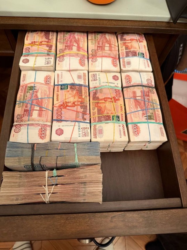 В Петербурге мошенники обманули пенсионерку на 14 млн под видом замены домофона