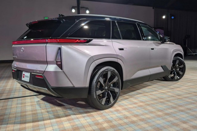 Представлен совершенно новый Toyota Highlander 2027 — теперь это электромобиль с запасом хода 500 км