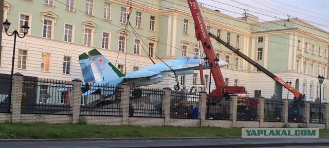 В западных соцсетях завирусился кадр с гигантской ракетой прямо во дворе — речь о памятнике «Союз-У» в Байконуре