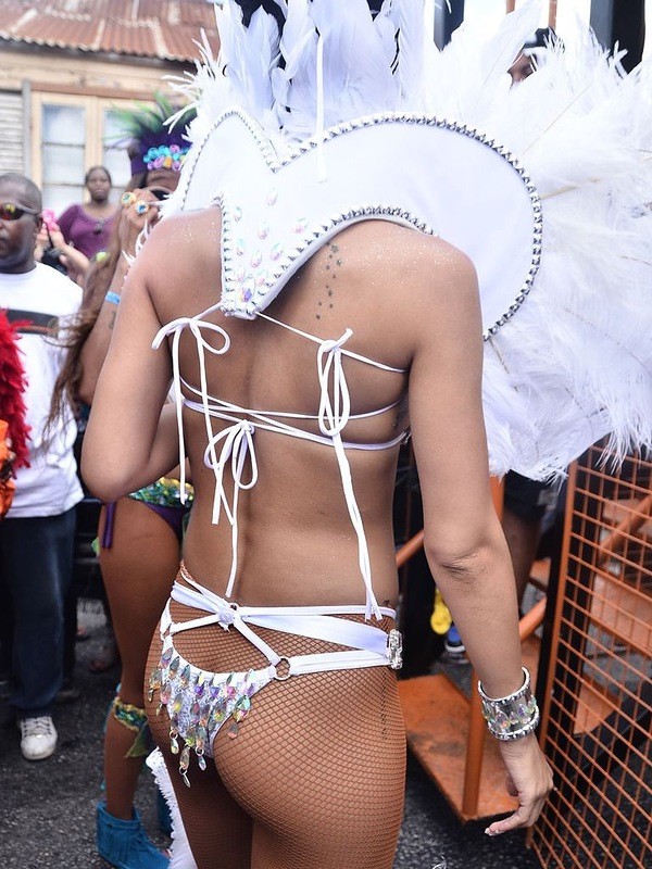 Рианна вышла на парад в полуголом виде