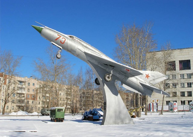 Самолет во дворе