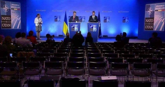 Порошенко выступил на саммите НАТО перед пустыми стульями