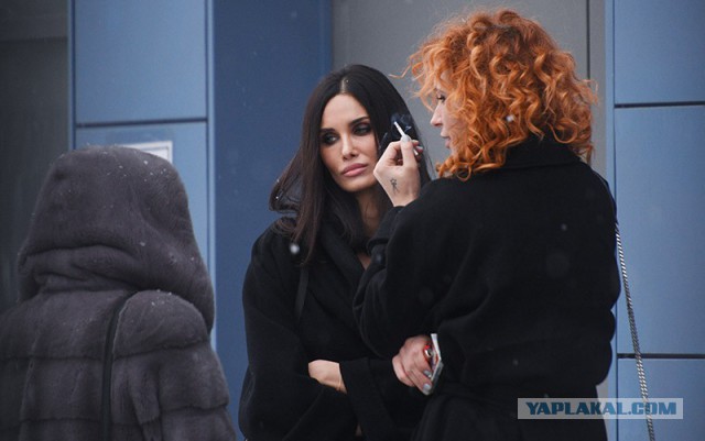 Умер Репин, и некому написать картину «Алана Мамаева с подругами в суде»