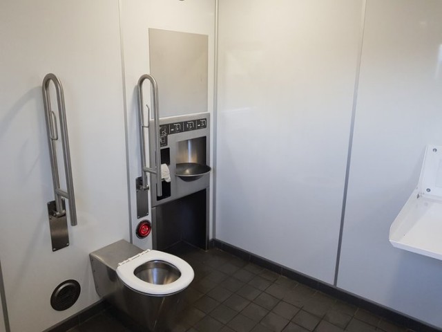 «Душ принимаю прямо в прицепе». Дальнобойщик рассказал, каково жить в фуре неделями