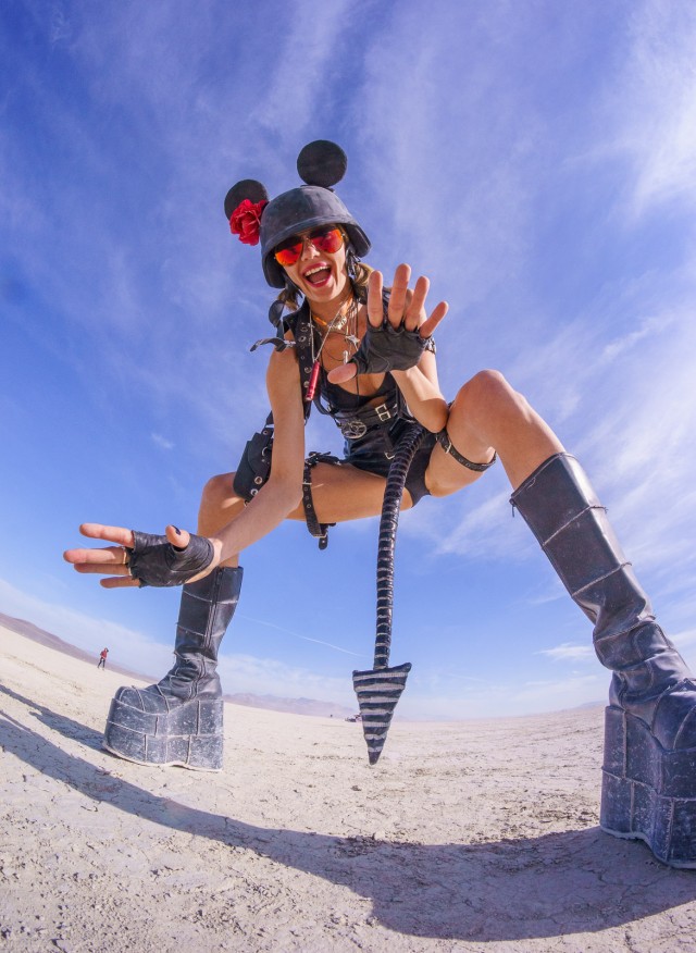 Девушки с фестиваля Burning man