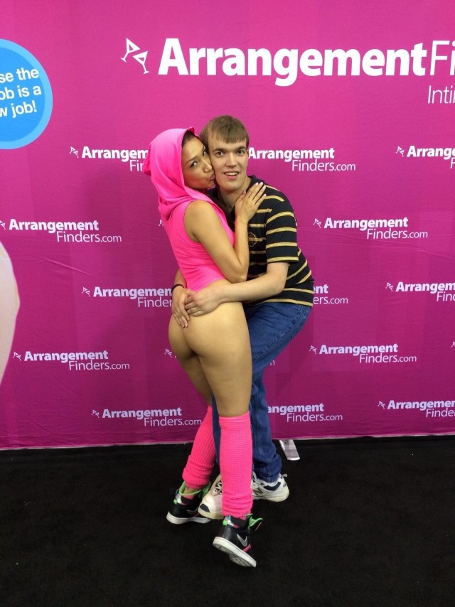 Porn Comicon: парень сфоткался со своими любимыми актрисами