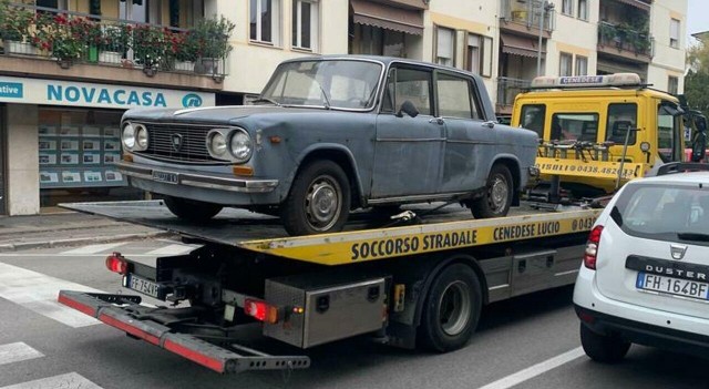 В Италии эвакуировали автомобиль, простоявший на одном месте 47 лет