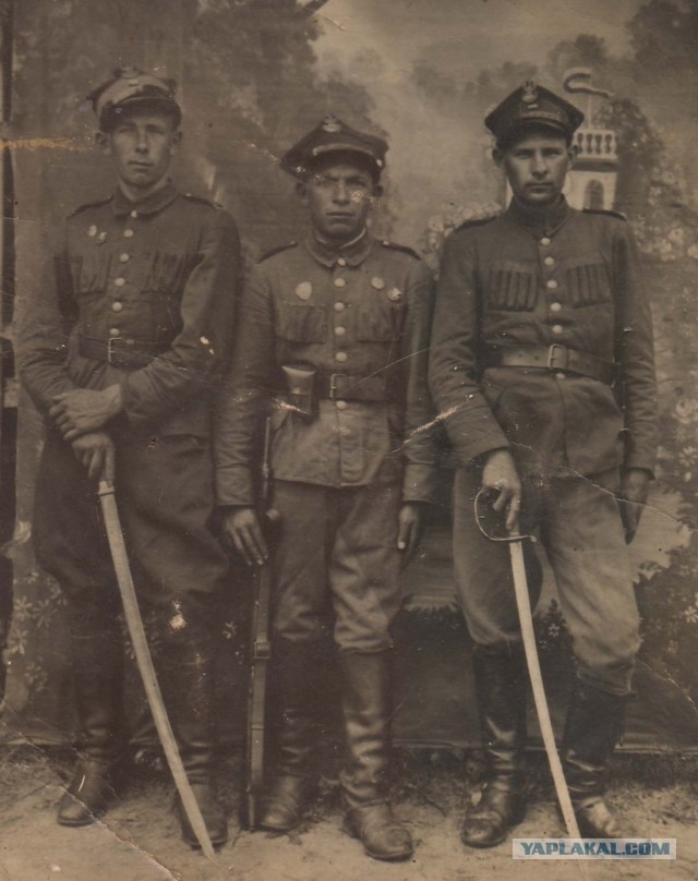 Фото 30-х  XX века, найденные за печкой.