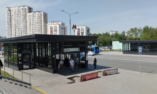 В целях повышения настроения жителей столицы в Московском метрополитене были добавлены юмористические подписи к названиям станций