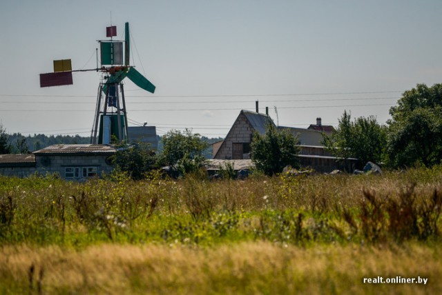 Житель Беларуси смастерил на своем участке ветряк