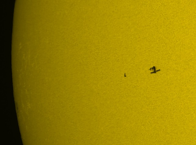 МКС на фоне солнечного затмения