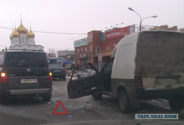 Открывая дверь авто посмотри в зеркало...