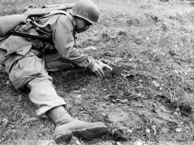 "Хоронили по частям". Подвиг гражданских девушек на разминировании 1944-46 г.