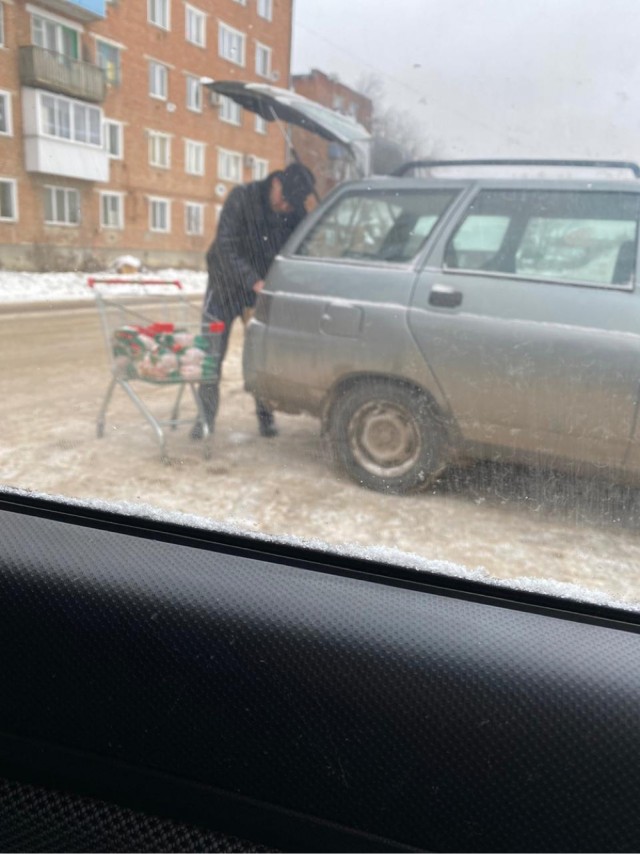 Рынок не работает, но аренду ПЛАТИ! В Ливнах сотни предпринимателей вышли к городскому рынку