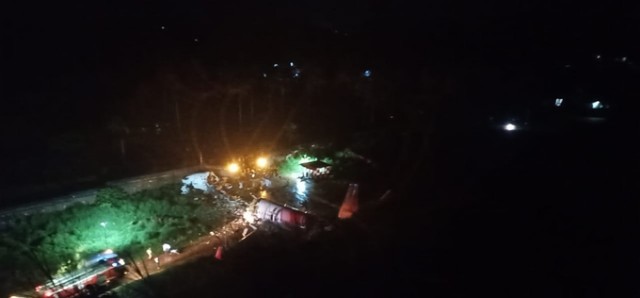 Boeing 737-8HG разломился после посадки в аэропорту города Кожикоде