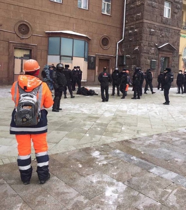 На Тверскую улицу в Москве вызвана скорая помощь, неизвестный мужчина облил себя бензином и поджег себя [18+]