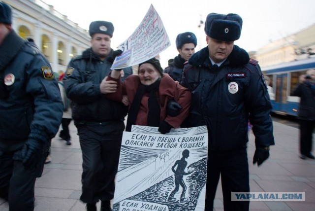 Обычные пенсионерки из Миасса вышли на маленький стихийный митинг в защиту сквера