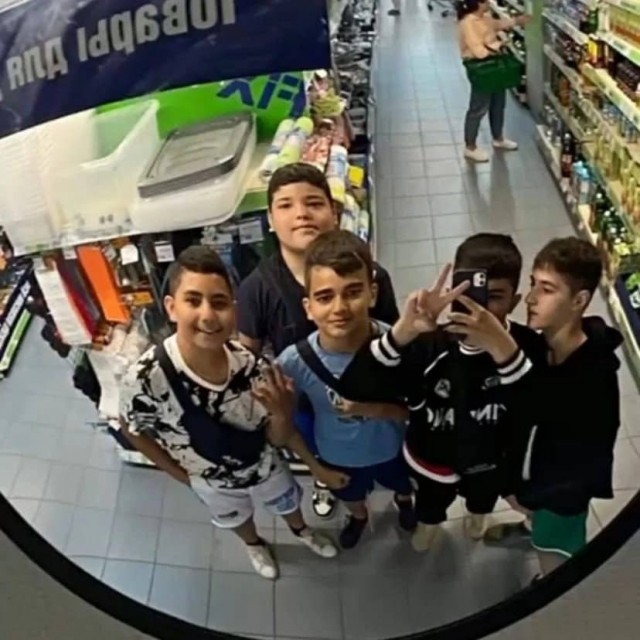 В Твери малолетняя банда толпой избивает и ставит на колени подростков ради устрашающего контента для соцсетей.