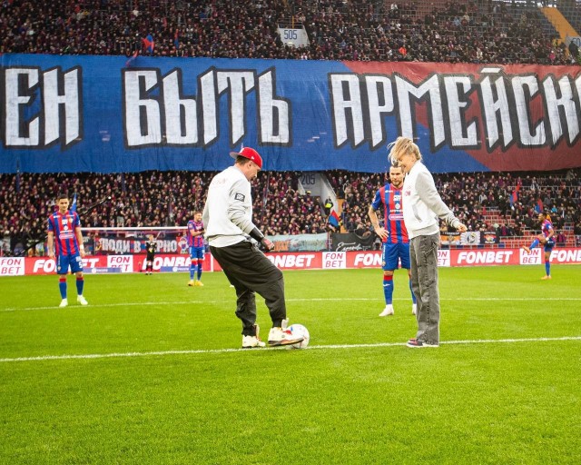 Роман Костомаров открывает футбольный матч между ЦСКА и «Зенитом» и наносит первый удар по мячу