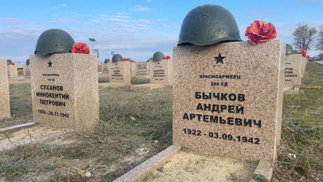 Воинские останки вылезли наружу у кладбища в Россошках