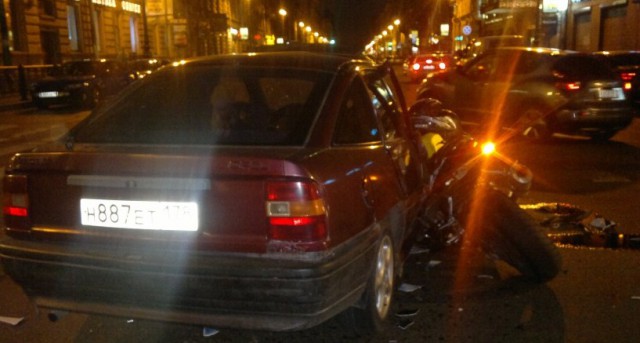Байкер улетая от ДПС влетел в бомбилу...