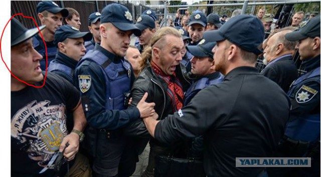 Трое активистов заблокировали вход в посольство РФ в Киеве, чтобы сорвать выборы
