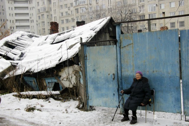«Собаки живут лучше»: 80-летняя бабушка живет в разбитой избушке в центре Омска среди новостроек