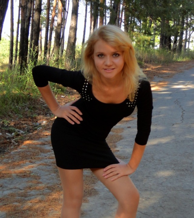 Девушка, фотоаппарат, фантастическая поза