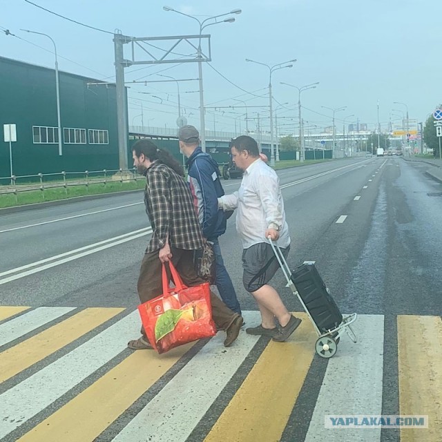 В Измайловском парке неизвестные начали издеваться над женщиной и распылили ей в лицо перцовый баллончик