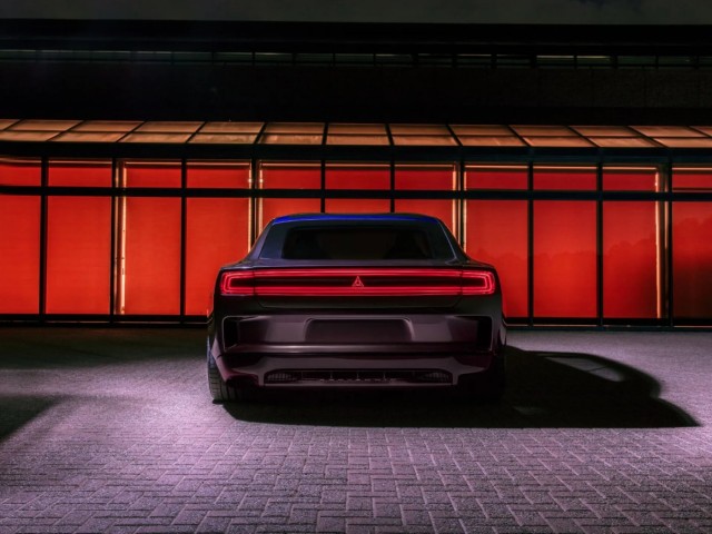 Dodge показала электромобиль Charger. У него громкий декоративный выхлоп и коробка передач