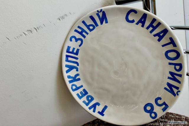 Школьник из Москвы угостил одноклассников тортом, но потерял мамины тарелки. Парень от испуга расклеил по району объявления