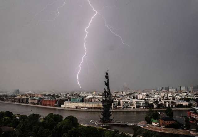 В Подмосковье очевидец запечатлел редчайшее природное явление. Там во время непогоды возникла шаровая молния.