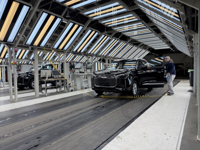 На бывшем российском заводе Volkswagen запускают ещё один кроссовер. Tenet T4L получил три экрана